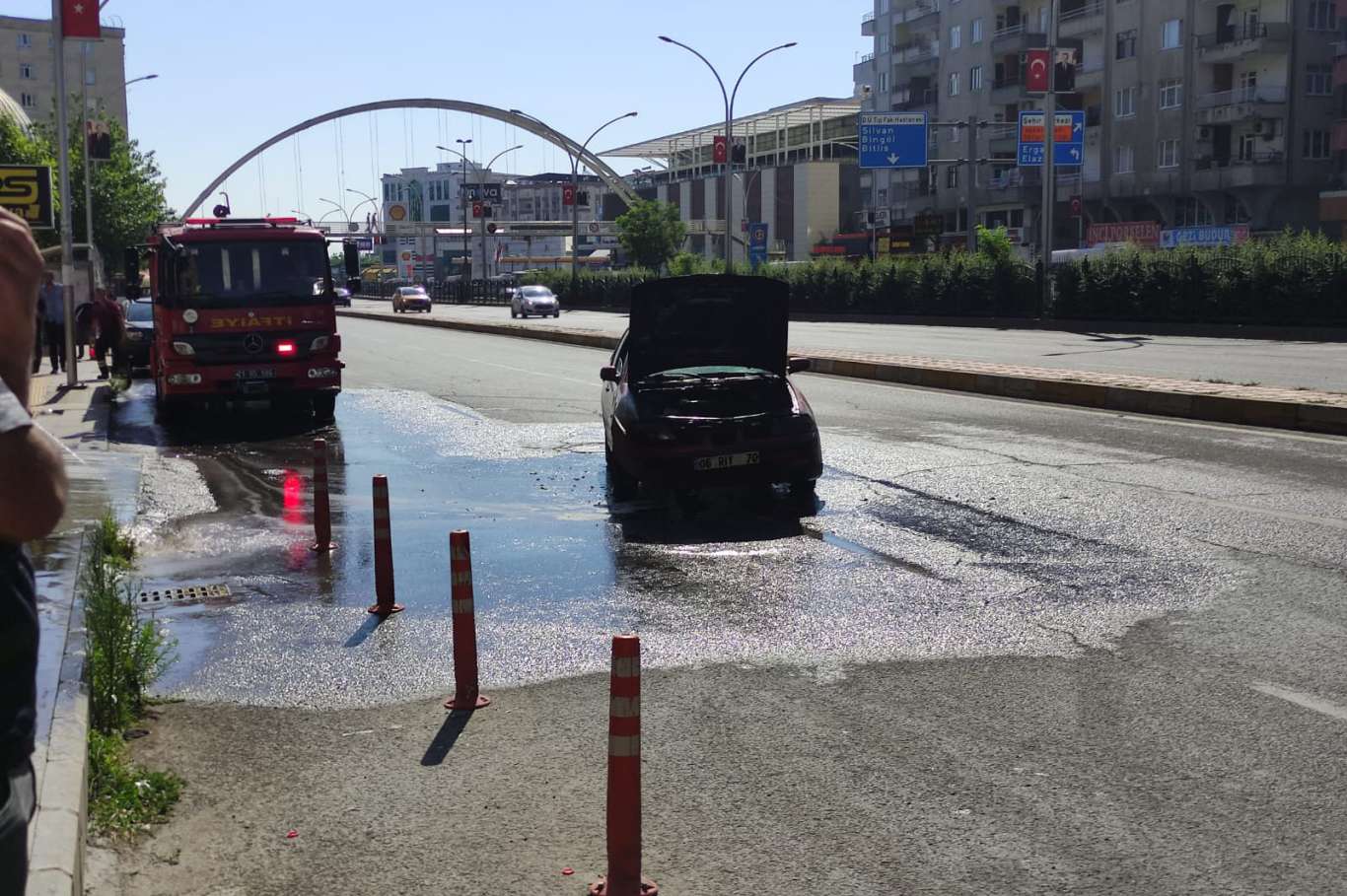 Seyir halindeki otomobil alev aldı
